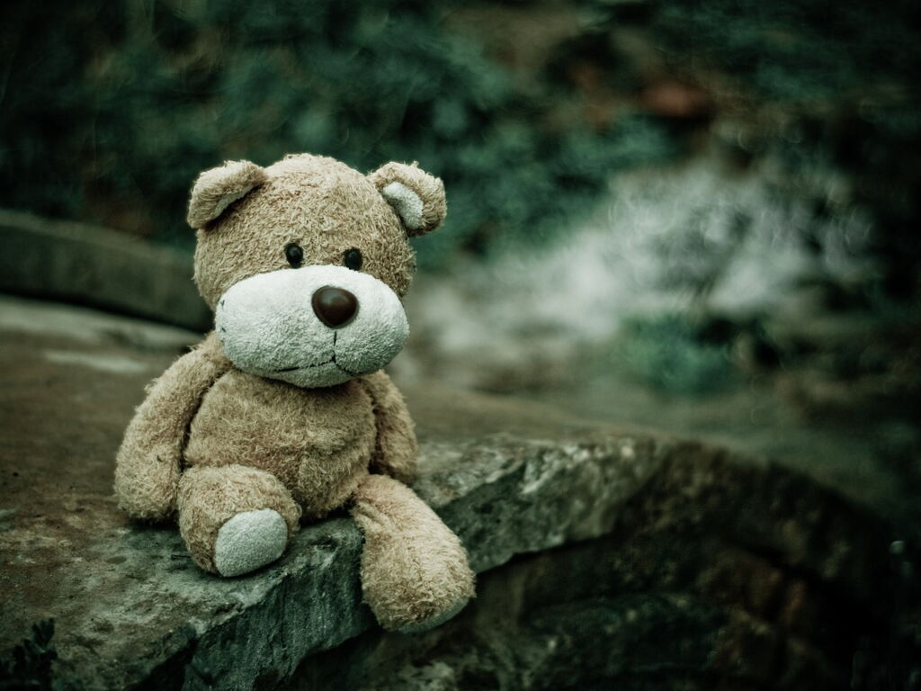Teddy tröstet traumatisierte Verschickungskinder.