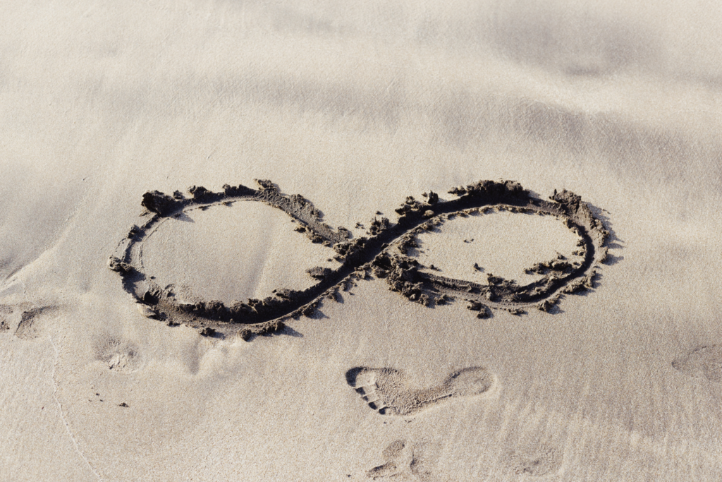 liegende Acht Unendlichkeitszeichen in nassen Sand geschrieben liegende Acht Unendlichkeitszeichen in nassen Sand geschrieben