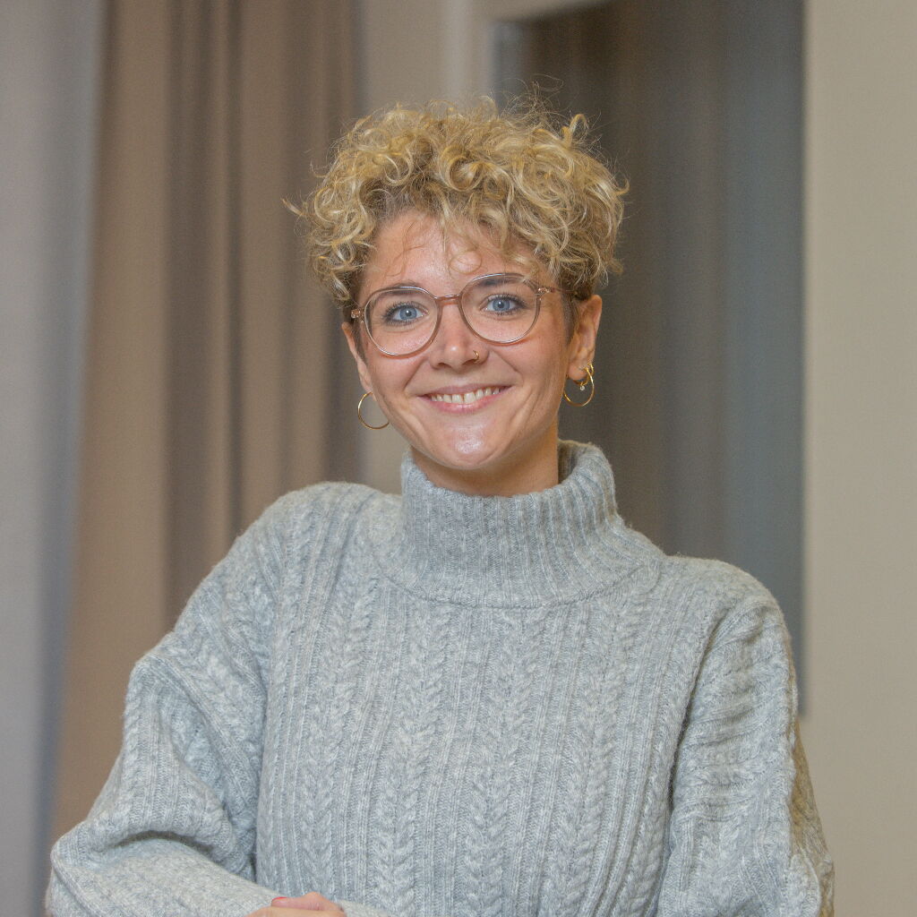 Jaqueline  Güth - Systemische Therpeutin und Familientherapeutin (DGSF) und Yogalehrerin (RYT)