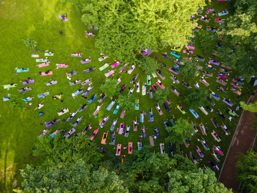 Overhead-Ansicht von Menschen, die im Park Yoga machen