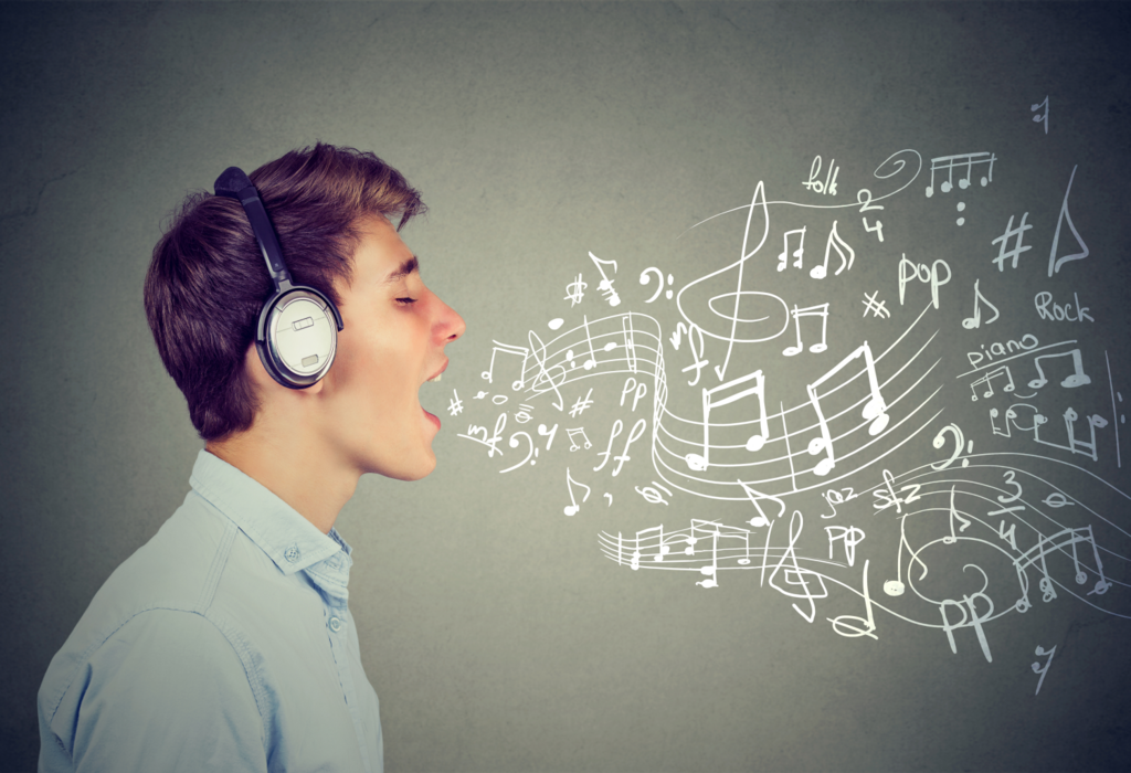 Junger singender Mann mit Kopfhörer im Profil. Gezeichnete Musiknoten und Notenlinien kommen als Sprechblase aus seinem Mund Junger singender Mann mit Kopfhörer im Profil. Gezeichnete Musiknoten und Notenlinien kommen als Sprechblase aus seinem Mund