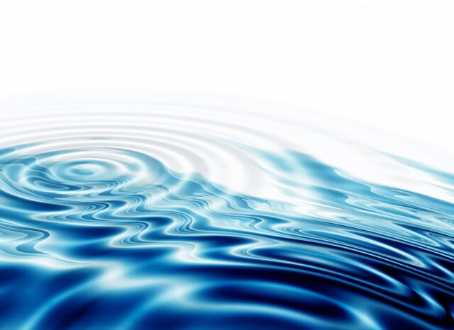 blaue Wasseroberfläche kleine ringförmige Wellen breiten sich aus blaue Wasseroberfläche kleine ringförmige Wellen breiten sich aus