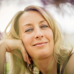 Simone Becker - Yogalehrerin, Physiotherapeutin,  Coach