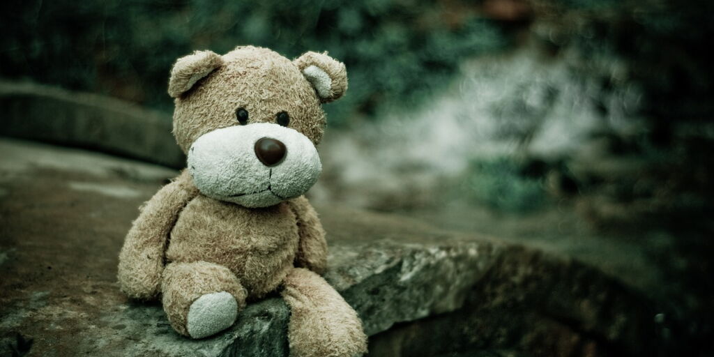Teddy tröstet traumatisierte Verschickungskinder.