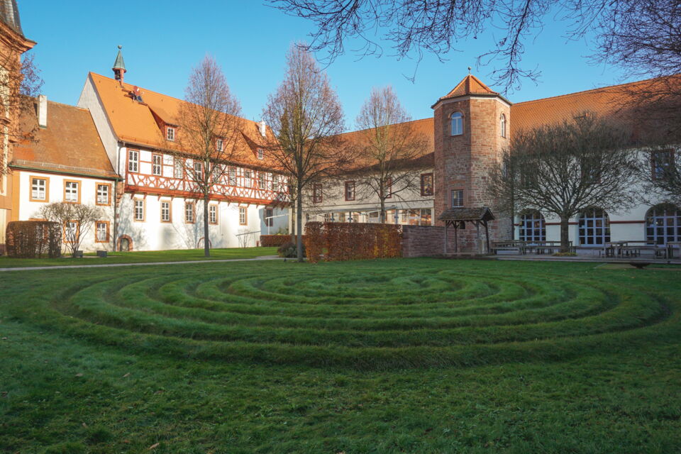 Benediktushof Holzkirchen mit Labyrinth