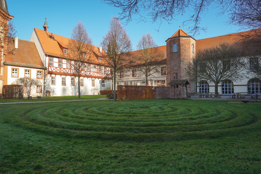 Benediktushof Holzkirchen mit Labyrinth
