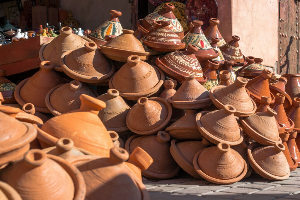 Tajine Nomadenkochtopf verschiedene Größe und Arten gestapelt auf sonnigem Strassenmarkt