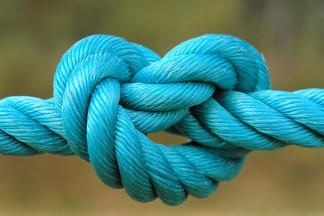 Nahaufnahme Knoten aus dickem blauen Tau