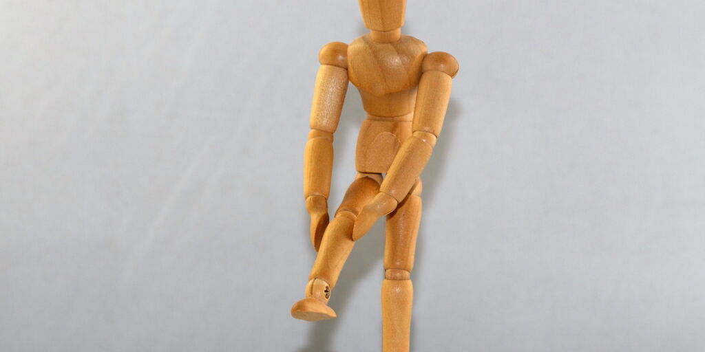 Holzfigurine Knie