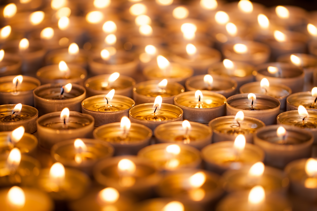 Viele brennende Teelichter geben goldenes warmes Licht Viele brennende Teelichter geben goldenes warmes Licht