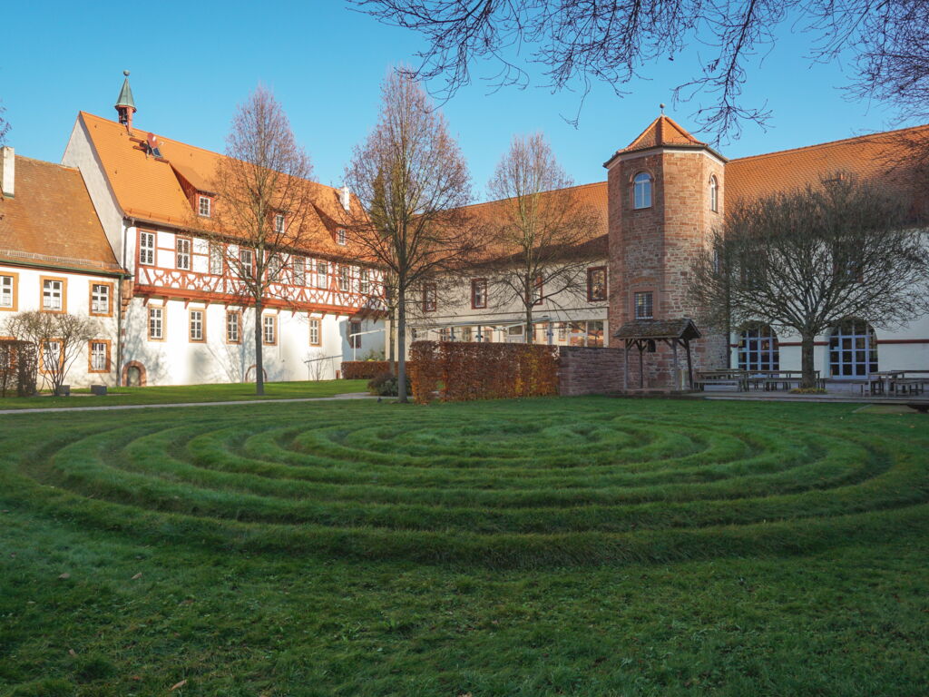 Benediktushof Holzkirchen mit Labyrinth