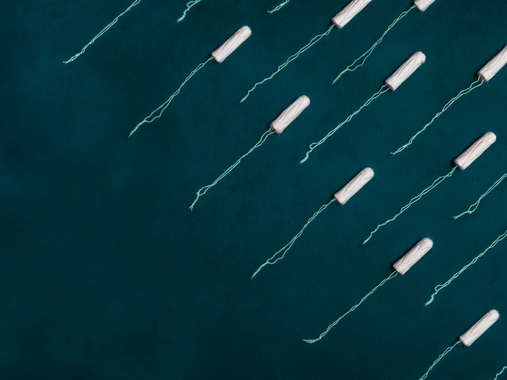Giftige Tampons aufgereiht auf dunklem Hintergrund