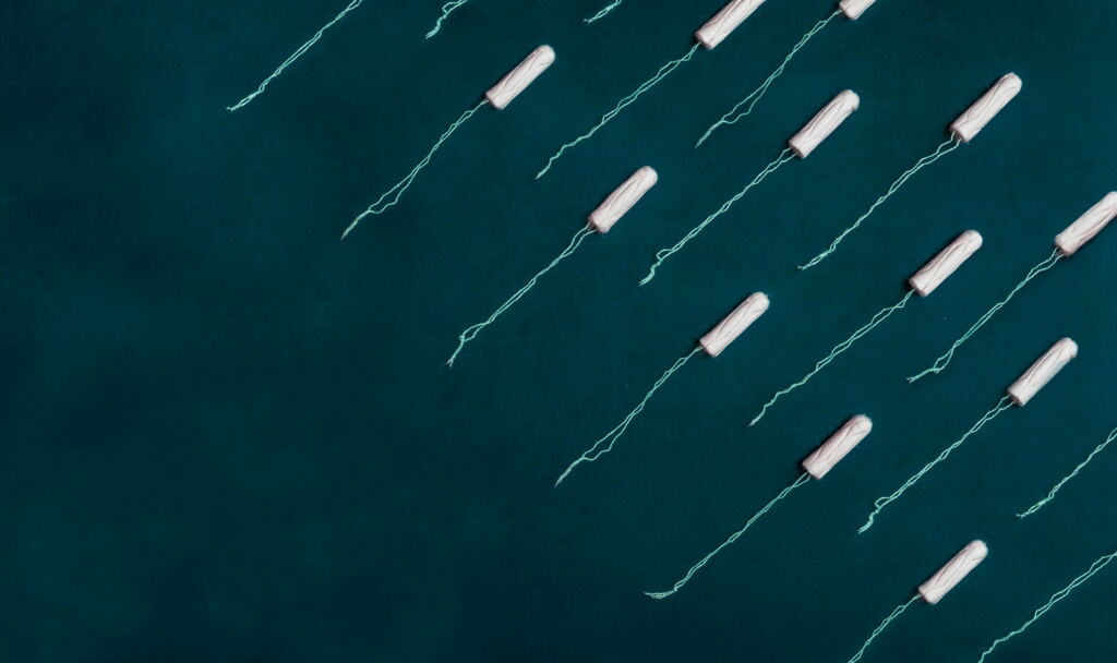 Giftige Tampons aufgereiht auf dunklem Hintergrund Giftige Tampons aufgereiht auf dunklem Hintergrund