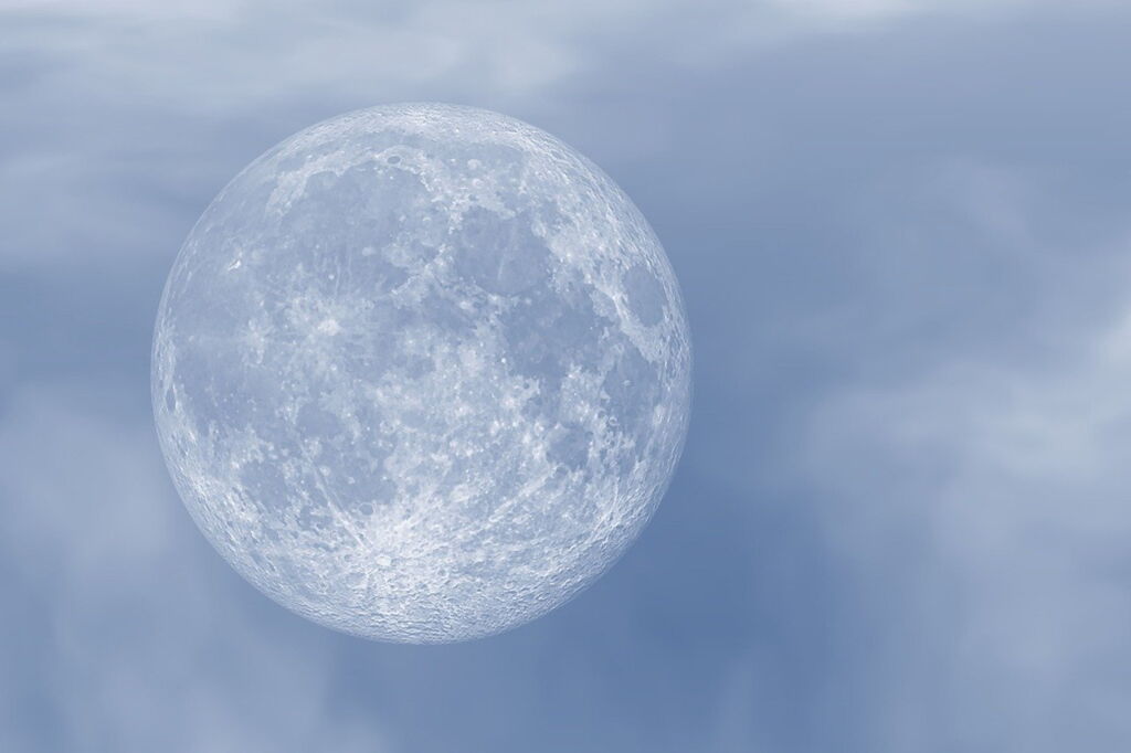 Vollmond vor grau-blauem leicht bewölkten Himmel Vollmond vor grau-blauem leicht bewölkten Himmel