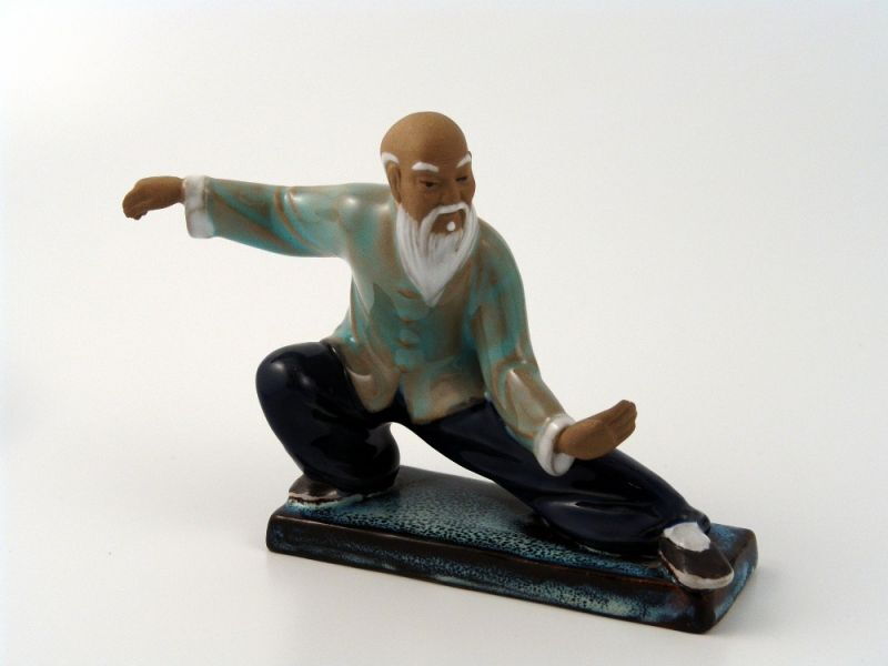 Kleine asiatische Keramik Statue, alter Mann mit weißem Bart bei Tai Chi Übung