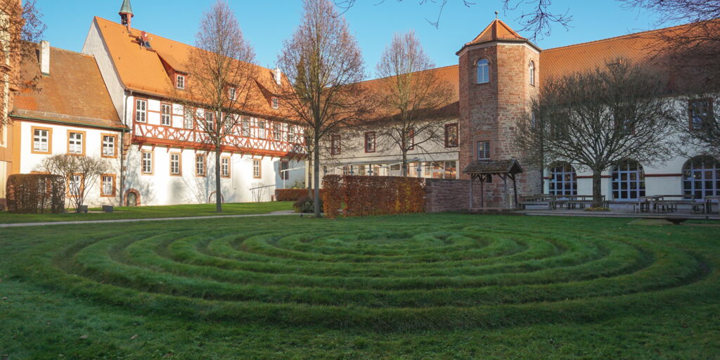 Benediktushof Holzkirchen mit Labyrinth
