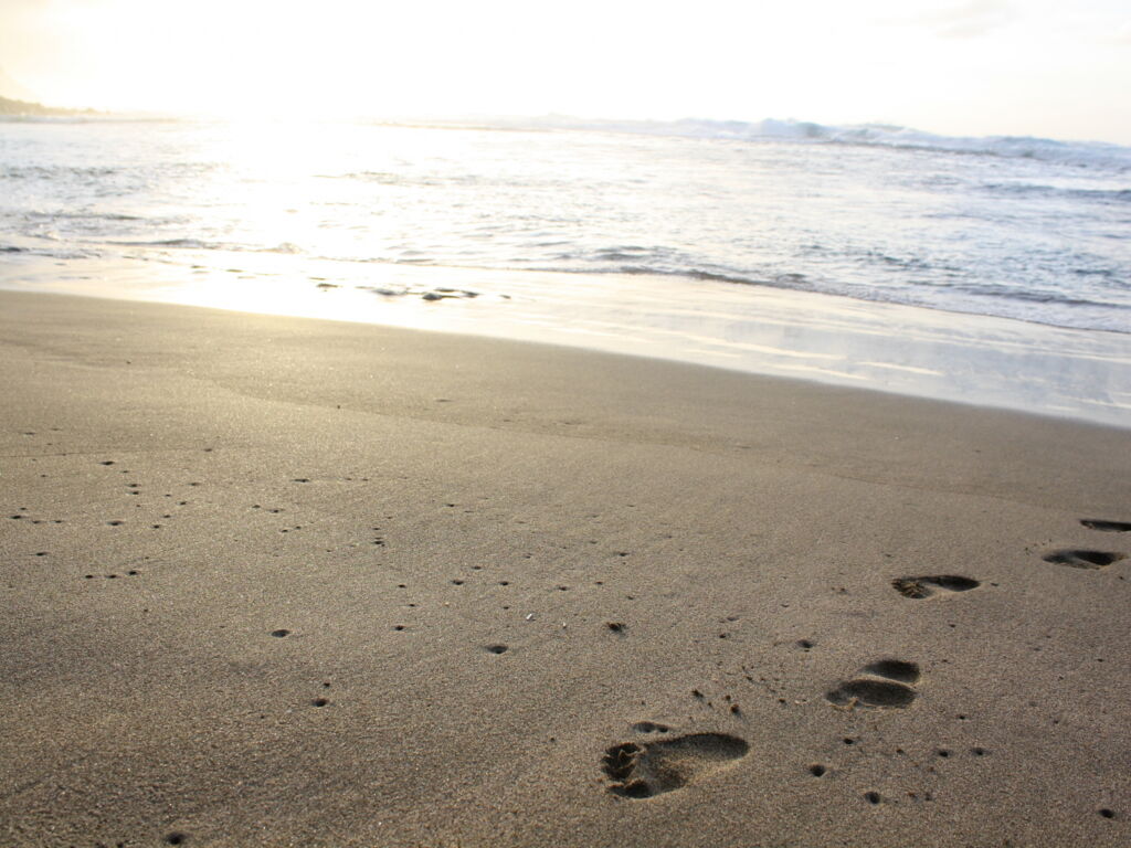 Strand Meer Fußspuren im Sand Gegenlicht