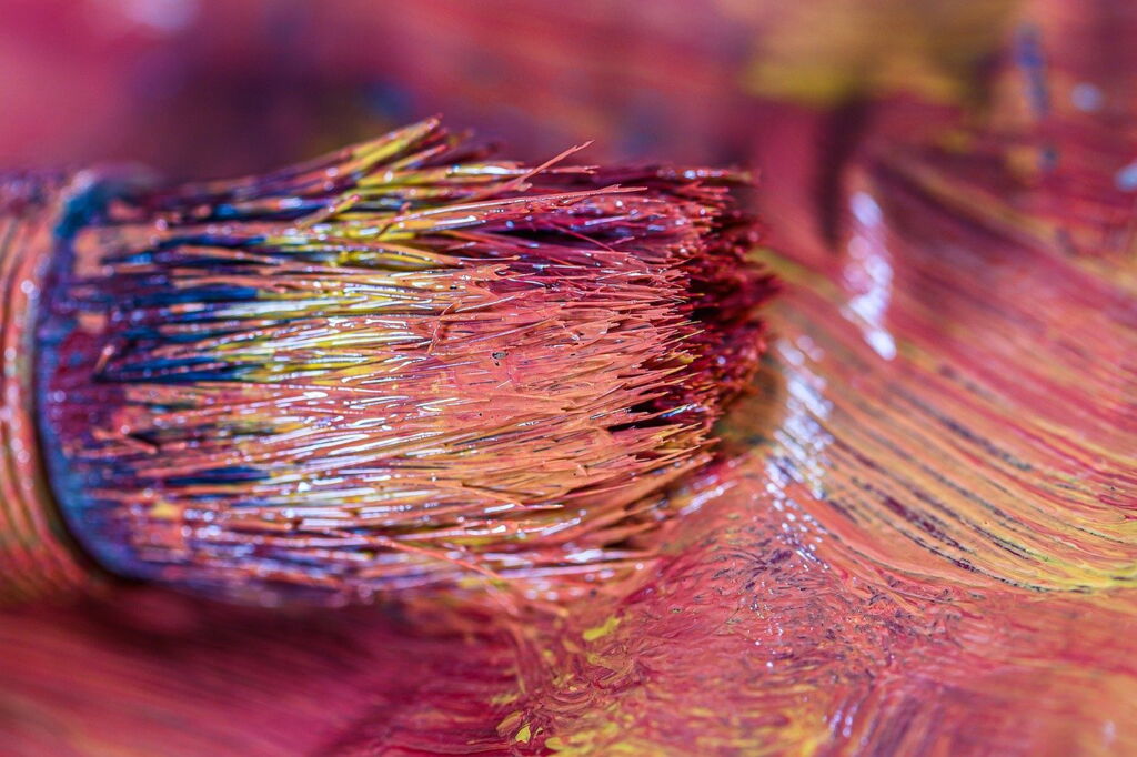 Bunter Pinsel mit Farbe